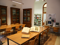 Sala lettura 1 di via Jappelli con libri antichi